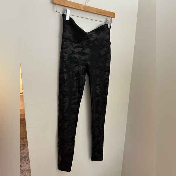 SPANX camo leggings black medium - Picture 2 of 8